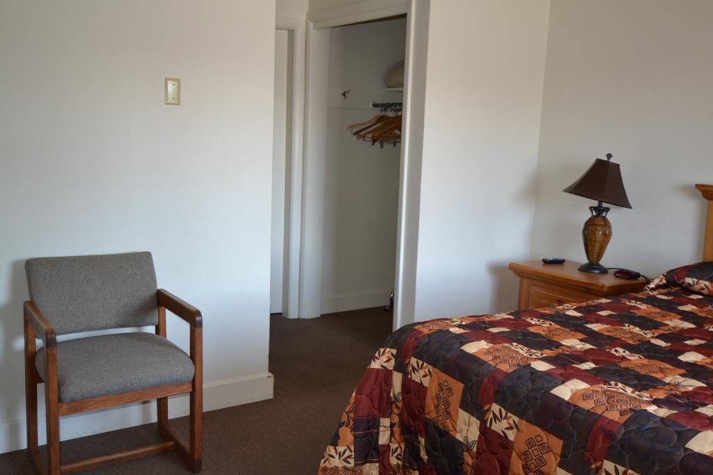 Motel Dude & Roundup West Yellowstone Exterior foto